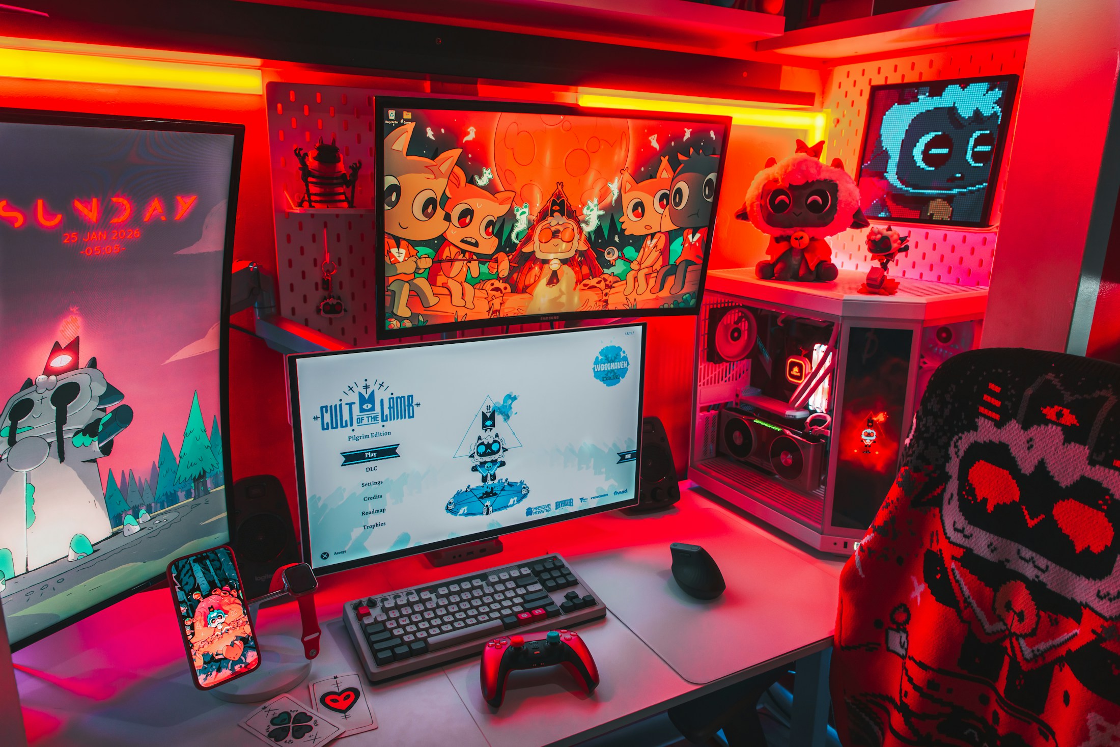 Espacio gamer con monitores, luces RGB y una computadora de escritorio