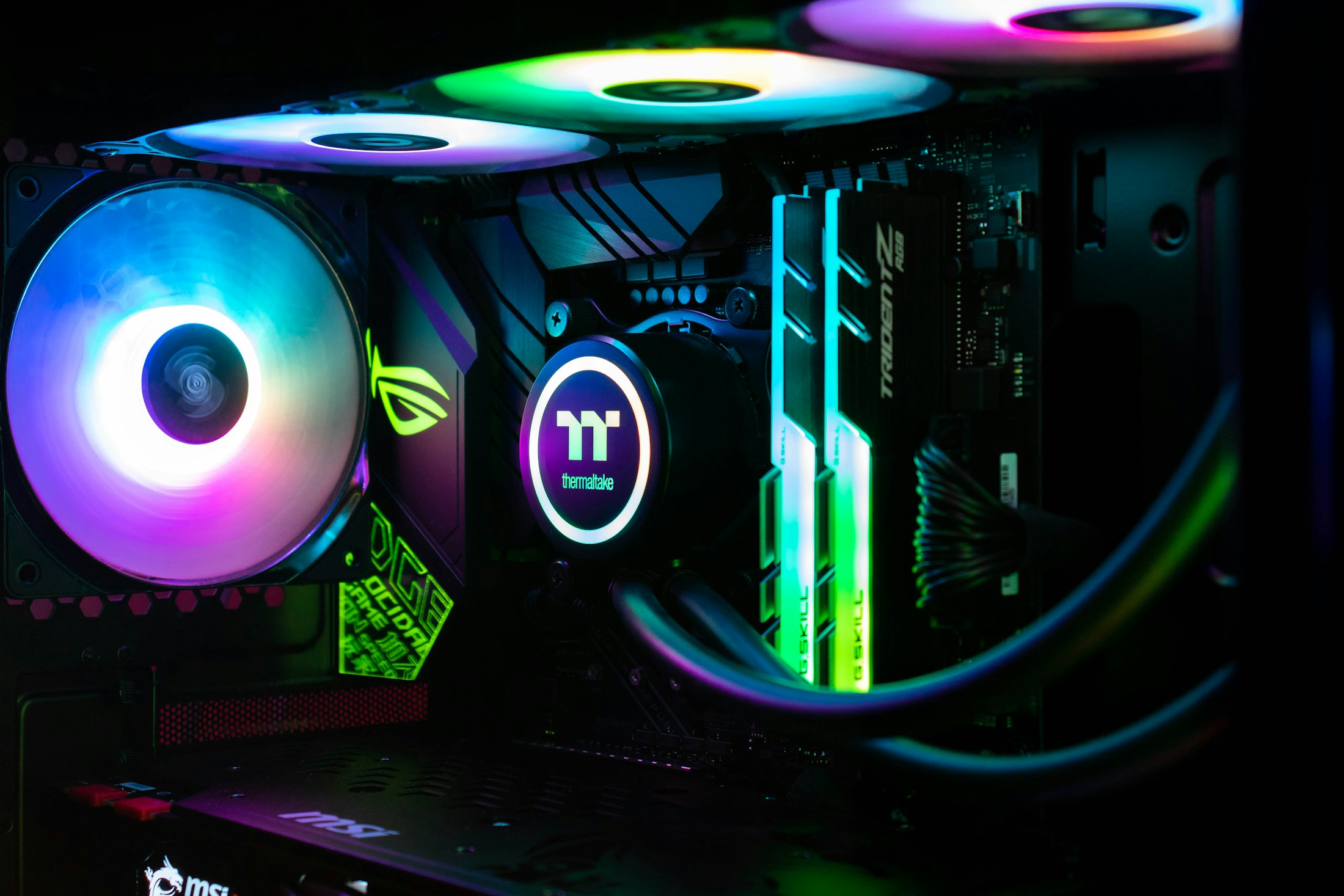 Interior de una PC con iluminación RGB y componentes visibles