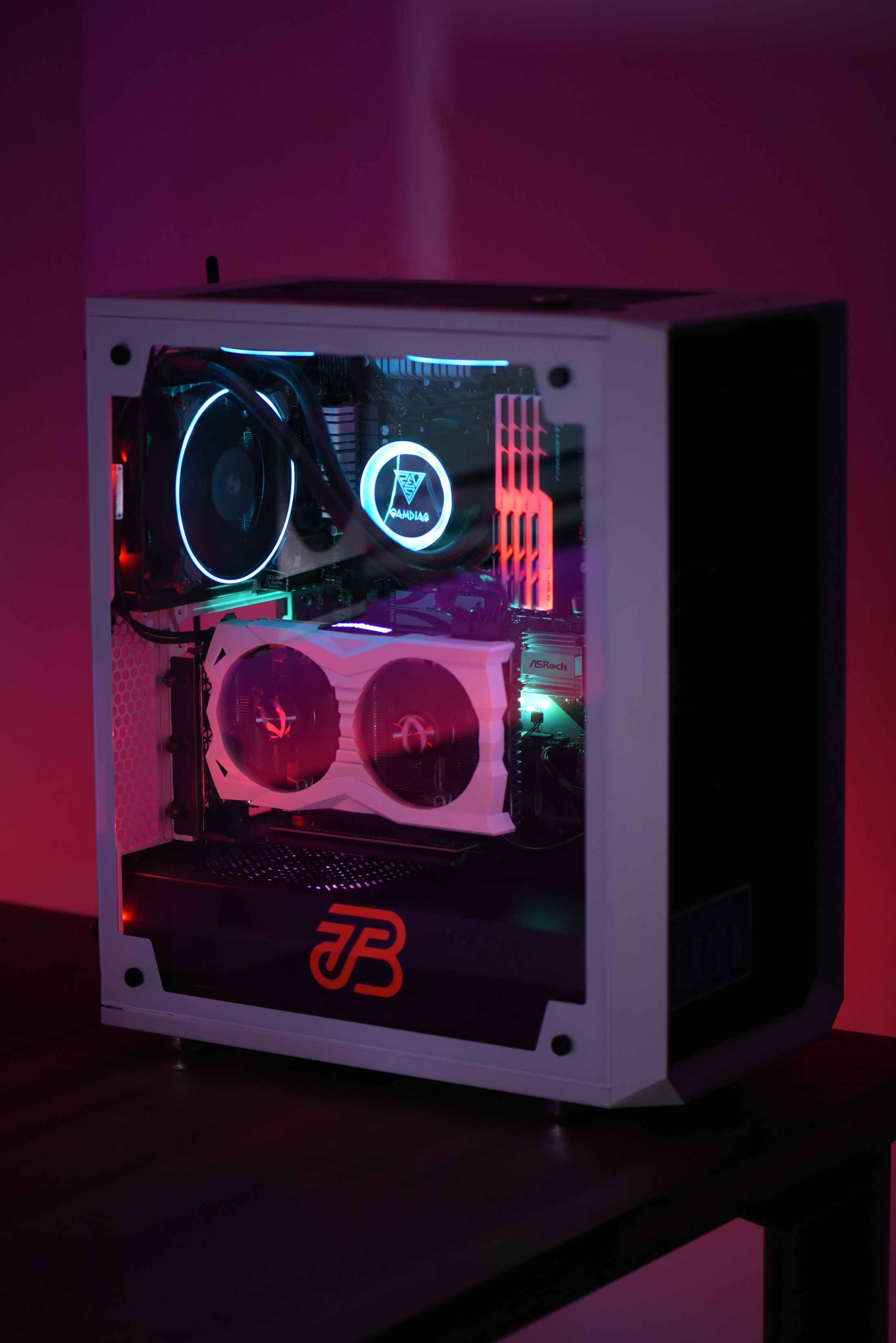 Torre gamer blanca con iluminación RGB visible a través del vidrio