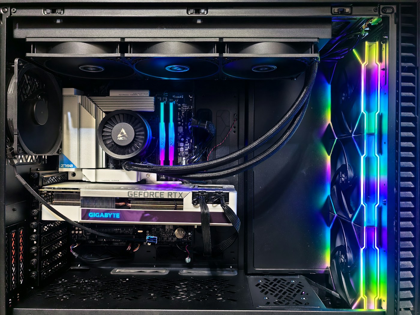 Interior de una PC con componentes iluminados