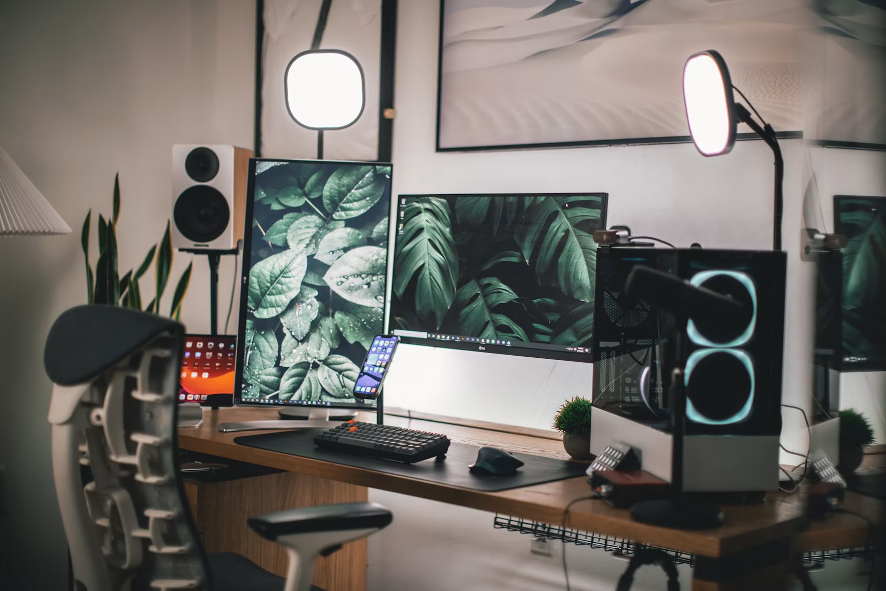 Espacio de trabajo sobrio con monitores y una computadora de escritorio